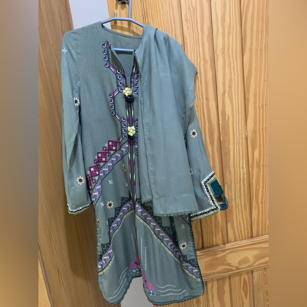 Embroidered 2 pc winter dress - Picture 4 of 13